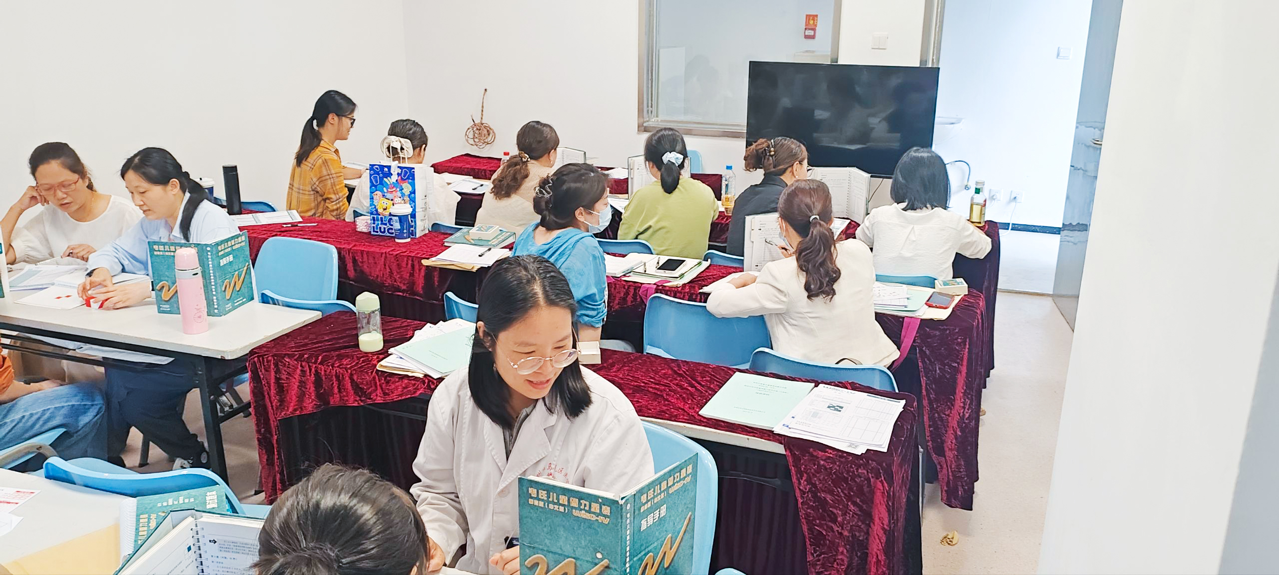 图 学员之间正进行模拟施测.jpg